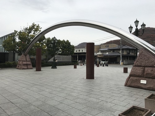 山梨学院大学　入口のアーチ